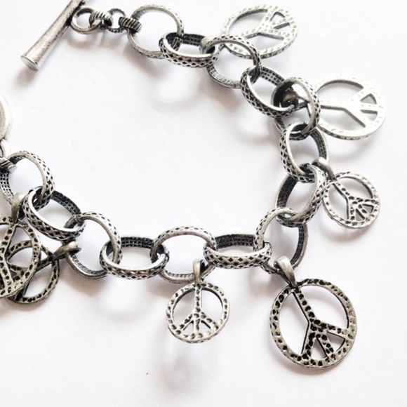 NEW Lucky Brand Silver Hammered Steel Peace Sign Charm Bracelet - Picture 2 of 5